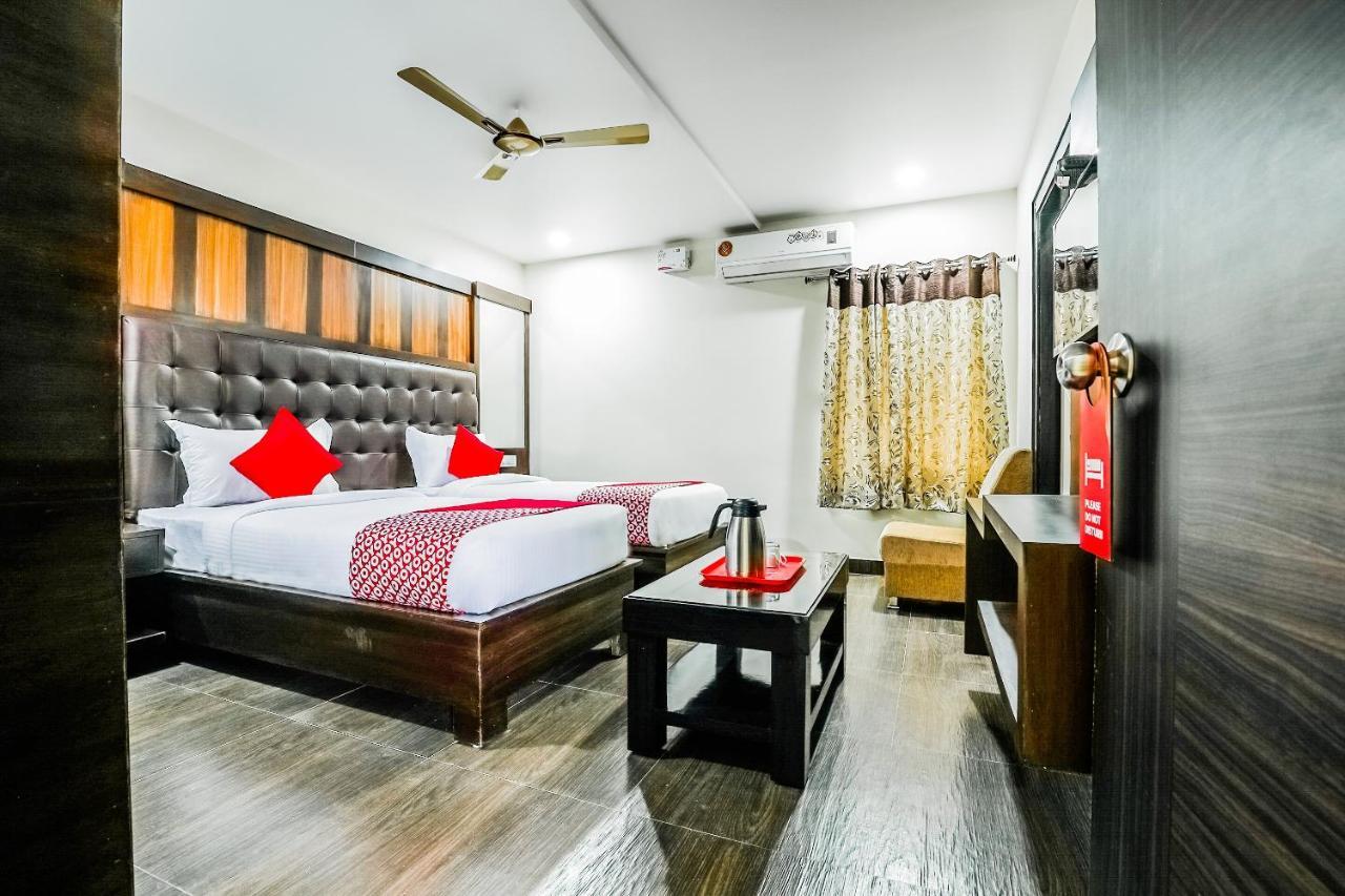 Oyo 16155 Hotel Dcm Grand Vijayawāda Exterior foto